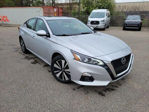 Brilliant Silver Metallic 2021 Nissan Altima 2.5 SL