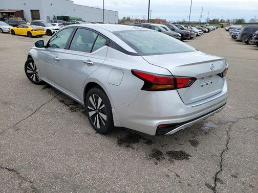Brilliant Silver Metallic 2021 Nissan Altima 2.5 SL