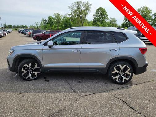 Silver Metallic 2023 Volkswagen Taos 1.5T SEL