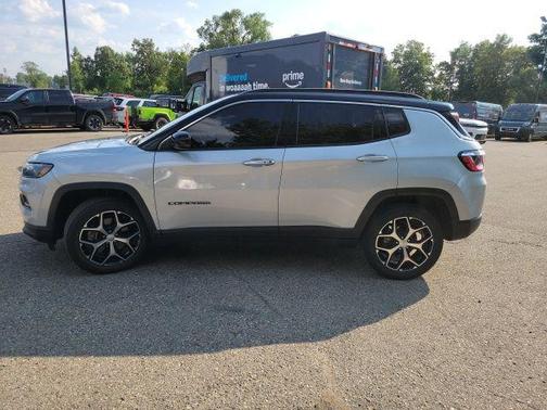 Silver Zynith Metallic Clearcoat 2024 Jeep Compass Limited