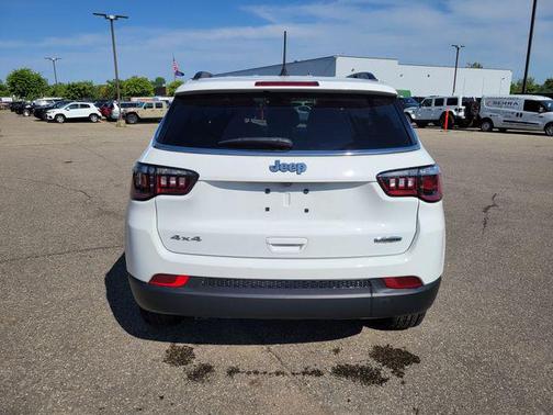 Bright White Clearcoat 2023 Jeep Compass Latitude Lux