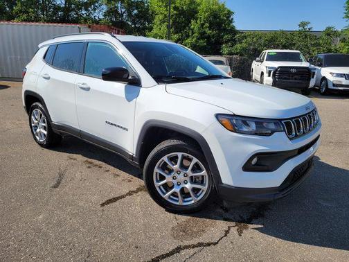 Bright White Clearcoat 2023 Jeep Compass Latitude Lux