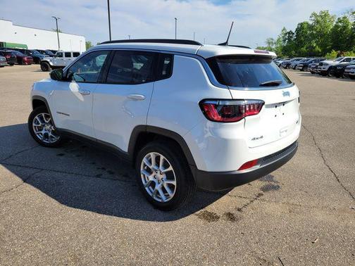 Bright White Clearcoat 2023 Jeep Compass Latitude Lux