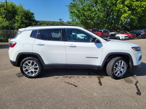 Bright White Clearcoat 2023 Jeep Compass Latitude Lux