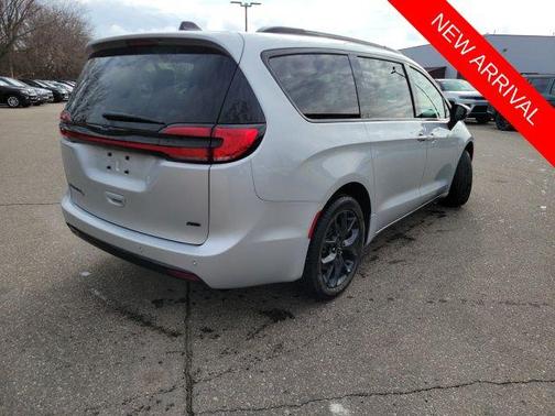 Silver Mist Clearcoat 2023 Chrysler Pacifica Touring L