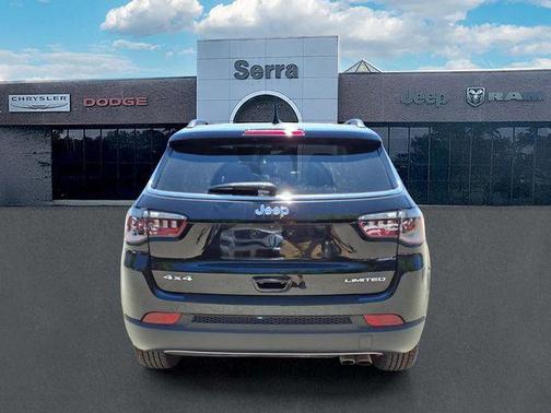 Diamond Black Crystal Pearlcoat 2022 Jeep Compass Limited