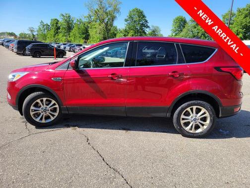 Ruby Red Metallic Tinted Clearcoat 2019 Ford Escape SE