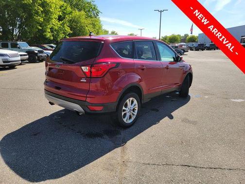 Ruby Red Metallic Tinted Clearcoat 2019 Ford Escape SE