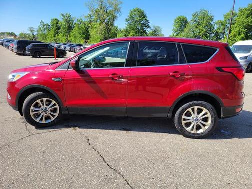 Ruby Red Metallic Tinted Clearcoat 2019 Ford Escape SE