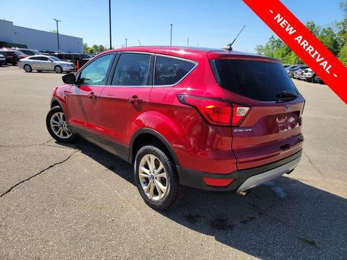 Ruby Red Metallic Tinted Clearcoat 2019 Ford Escape SE