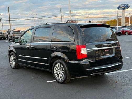 2016 Chrysler Town & Country Touring-L