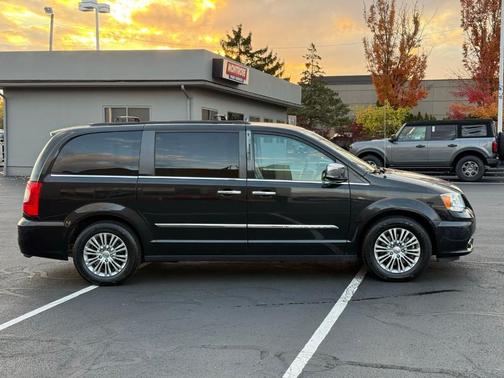 2016 Chrysler Town & Country Touring-L