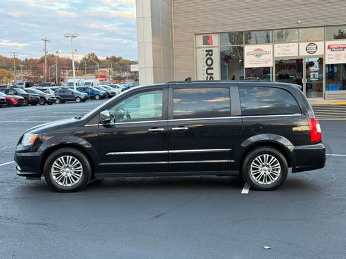 2016 Chrysler Town & Country Touring-L