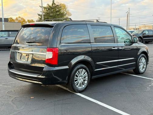 2016 Chrysler Town & Country Touring-L