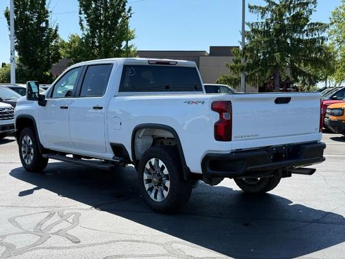 Summit White 2022 Chevrolet Silverado 2500 Custom