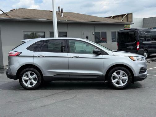 Silver Metallic 2024 Ford Edge SE