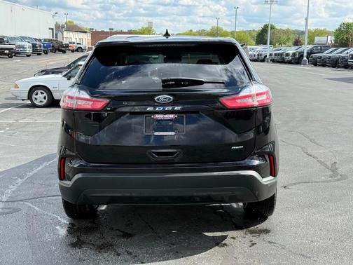 Black Metallic 2024 Ford Edge SE