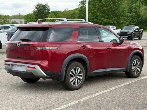 2023 Nissan Pathfinder SL