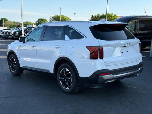 White Pearl 2024 Kia Sorento S