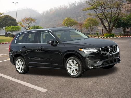 2022 Volvo XC90 T5 Momentum 7 Passenger