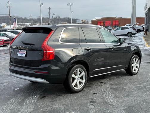 2022 Volvo XC90 T5 Momentum 7 Passenger