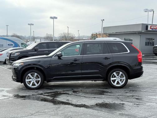 2022 Volvo XC90 T5 Momentum 7 Passenger