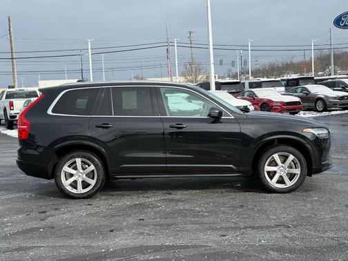 2022 Volvo XC90 T5 Momentum 7 Passenger