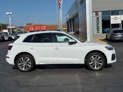 Glacier White Metallic 2024 Audi Q5 45 S line quattro Premium