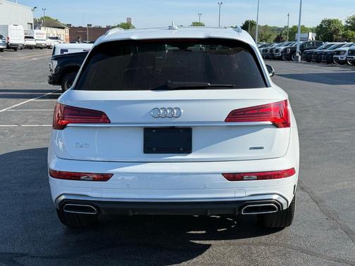 Glacier White Metallic 2024 Audi Q5 45 S line quattro Premium