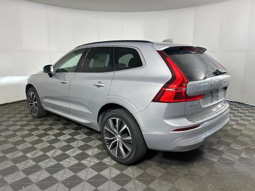 2022 Volvo XC60 B5 Momentum