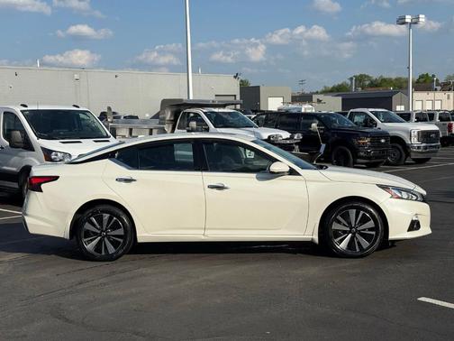 White 2019 Nissan Altima 2.5 SV