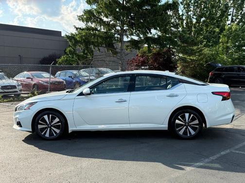 White 2019 Nissan Altima 2.5 SV
