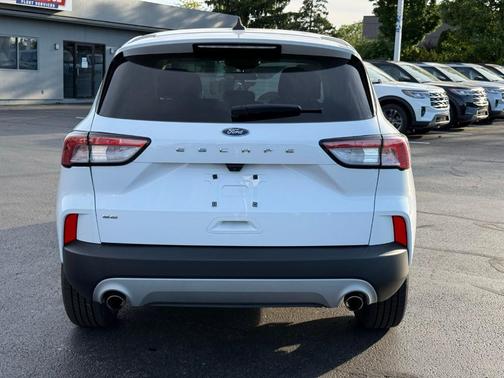 Oxford White 2022 Ford Escape SE