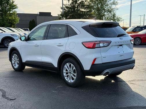 Oxford White 2022 Ford Escape SE