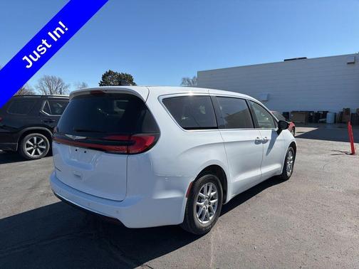 2024 Chrysler Pacifica Touring-L