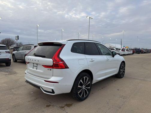 2024 Volvo XC60 B5 Plus Dark Theme