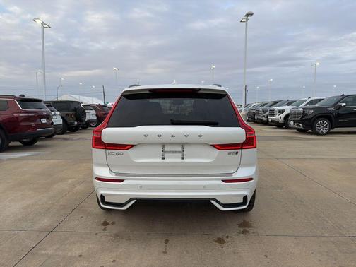 2024 Volvo XC60 B5 Plus Dark Theme