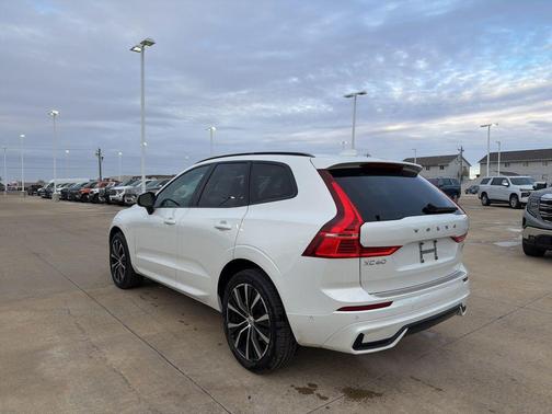 2024 Volvo XC60 B5 Plus Dark Theme