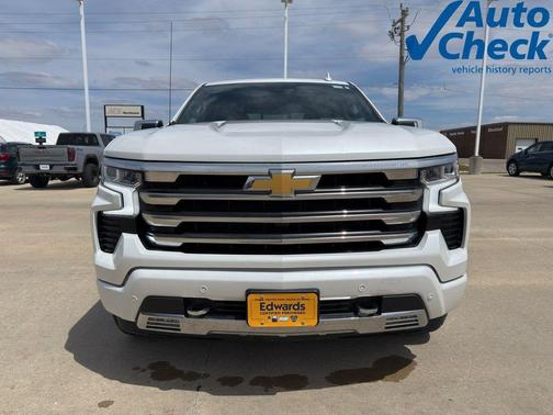 Iridescent Pearl Tricoat 2025 Chevrolet Silverado 1500 High Country