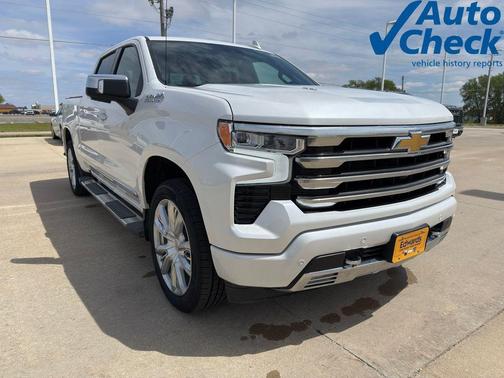 Iridescent Pearl Tricoat 2025 Chevrolet Silverado 1500 High Country