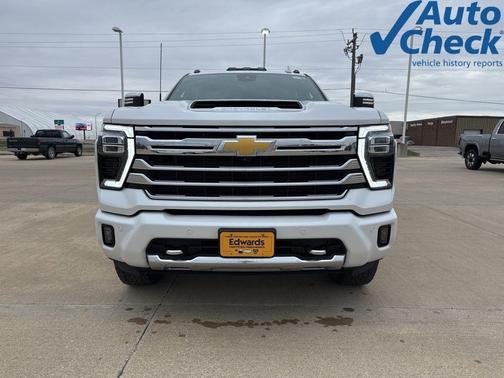 Iridescent Pearl Tricoat 2024 Chevrolet Silverado 2500 High Country