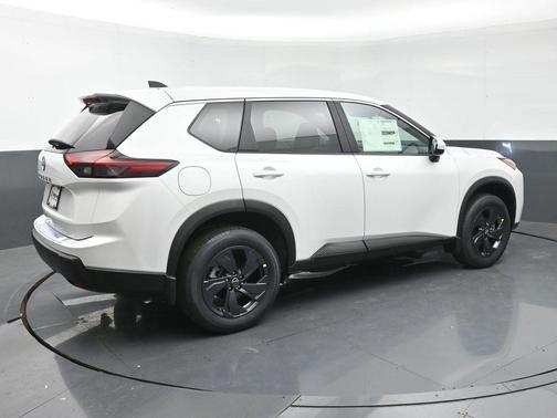 Everest White Pearl Tricoat 2026 Nissan Rogue SV