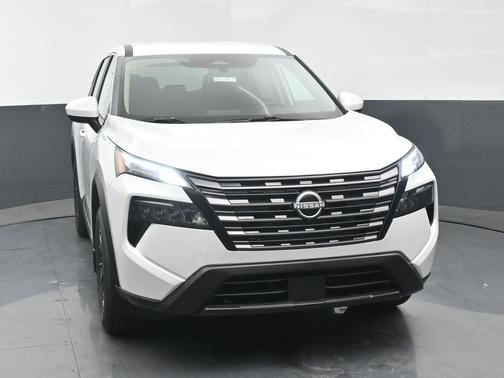 Everest White Pearl Tricoat 2026 Nissan Rogue SV