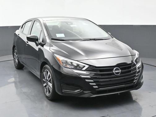 Super Black 2025 Nissan Versa 1.6 SV