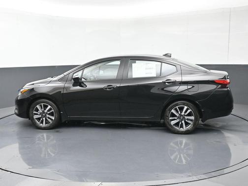Super Black 2025 Nissan Versa 1.6 SV