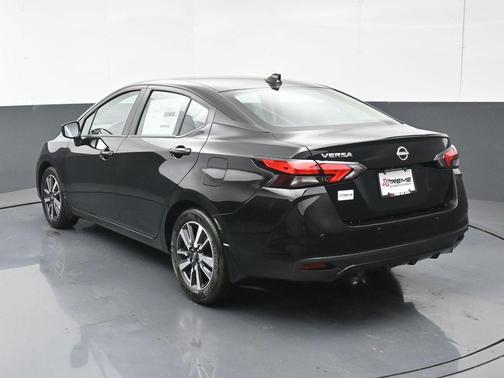 Super Black 2025 Nissan Versa 1.6 SV