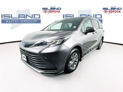 2022 Toyota Sienna LE