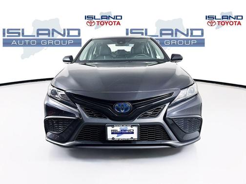 2022 Toyota Camry Hybrid SE