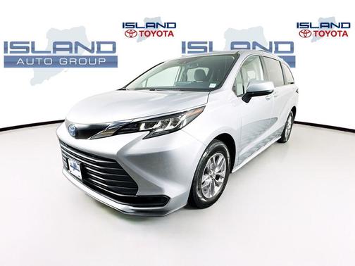 2022 Toyota Sienna LE