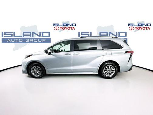 2022 Toyota Sienna LE